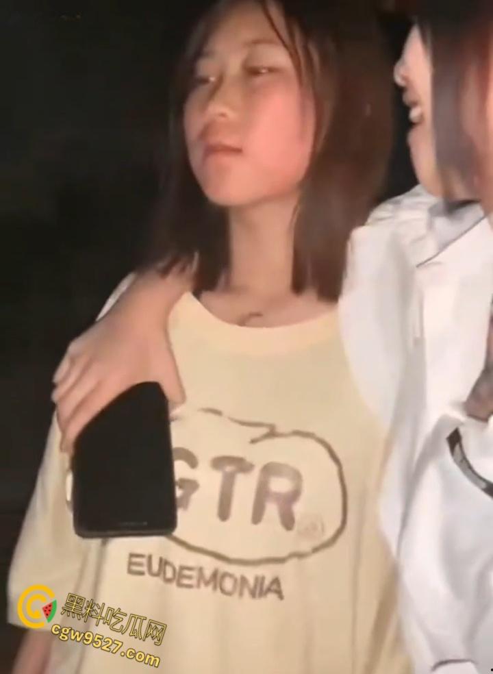 快手百万粉丝网红【一只晨】翻车现场，夜里带姐妹扇女孩子脸，还一边打一边笑，真是欠管教！-5