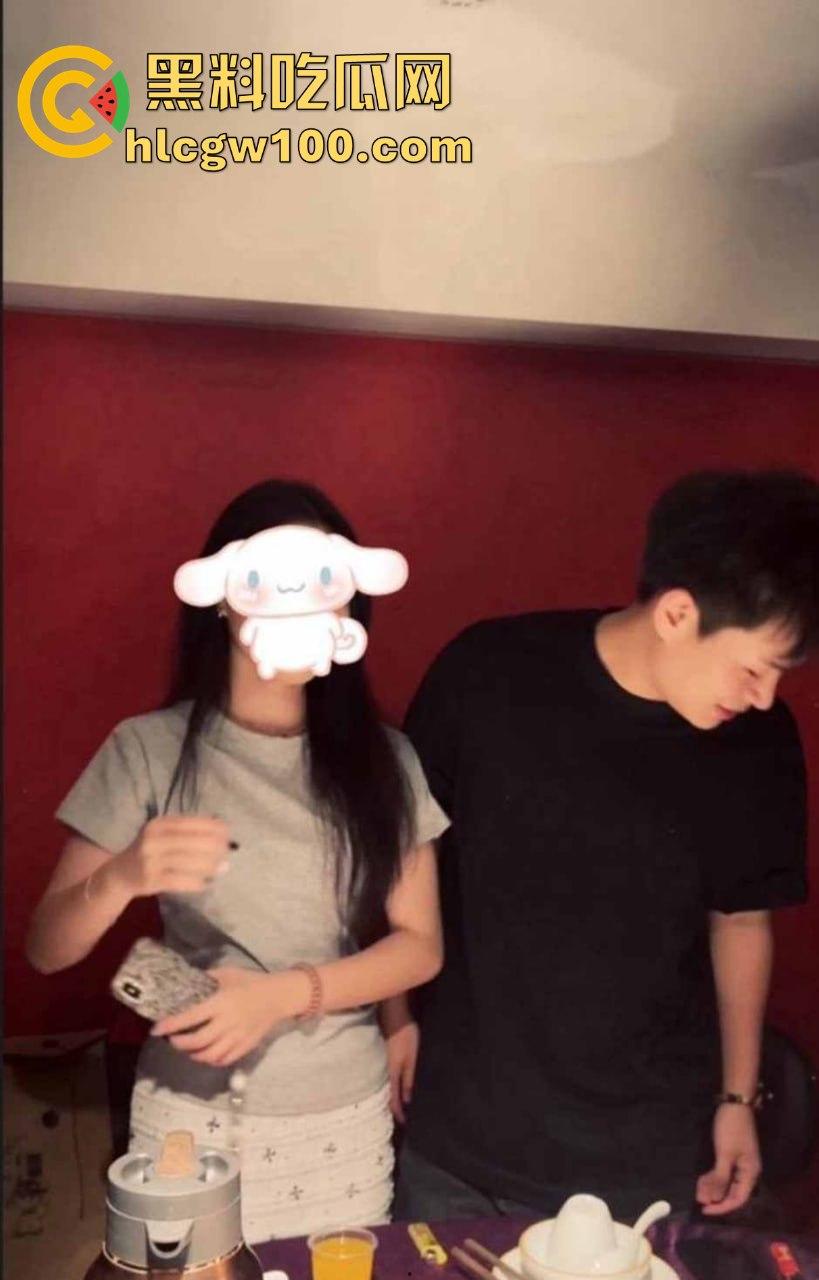 广州大学19岁舞蹈生【王应怡】爆绿帽丑闻，一边跟男友亲亲我我，一边网上撩骚发骚，这货骚得真是无法无天！-2