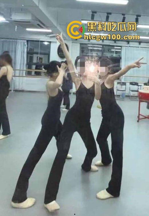 广州大学19岁舞蹈生【王应怡】爆绿帽丑闻，一边跟男友亲亲我我，一边网上撩骚发骚，这货骚得真是无法无天！-5