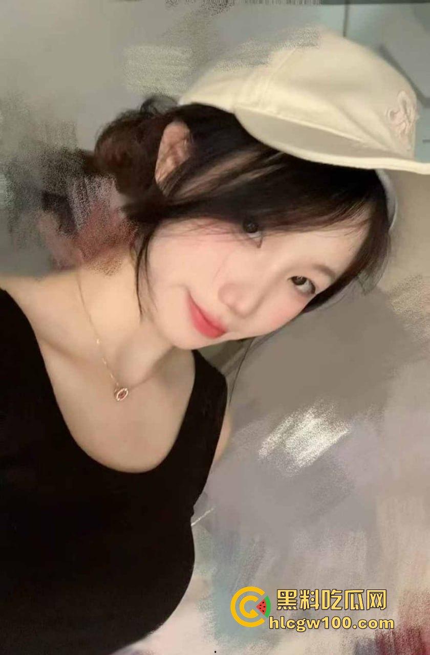 广州大学19岁舞蹈生【王应怡】爆绿帽丑闻，一边跟男友亲亲我我，一边网上撩骚发骚，这货骚得真是无法无天！-7