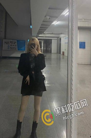 成都大学 高颜值极品学生张琪 被金主包养口爆 化身吞精小母狗 听这口水声真是刺激！-3