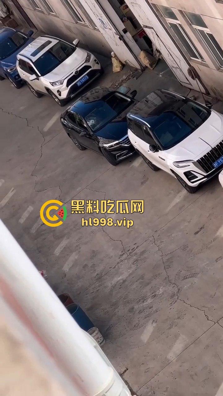 天津丈夫怀疑老婆出轨怒砸车，老婆吓得弃车逃跑！掏出自制手枪开火，枪声堪比沙鹰，建国后还敢造枪！-3