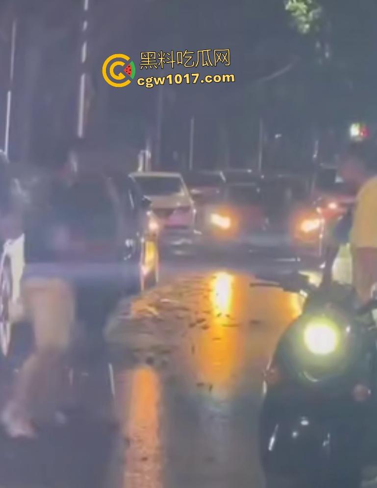 南宁街头黑衣醉汉按F进入拳皇模式，单挑三人逐个击破，老婆来劝架直接被压着打，这女人真会坏事！-4