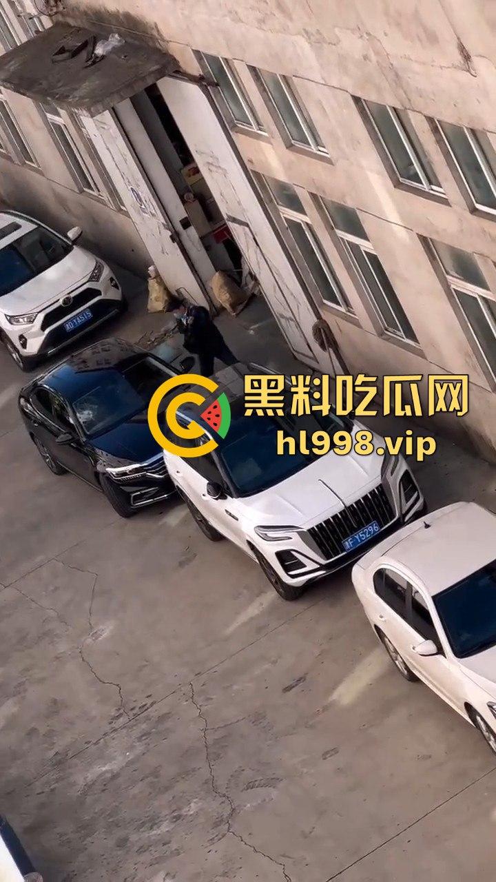 天津丈夫怀疑老婆出轨怒砸车，老婆吓得弃车逃跑！掏出自制手枪开火，枪声堪比沙鹰，建国后还敢造枪！-8