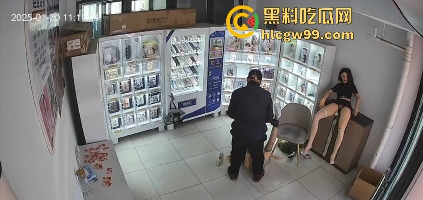 老群友情趣用品店现场试操充气娃娃，白丝不行就要黑丝，捣了几下才发现干操太疼，忘搞润滑油鸡儿磨破皮！-3