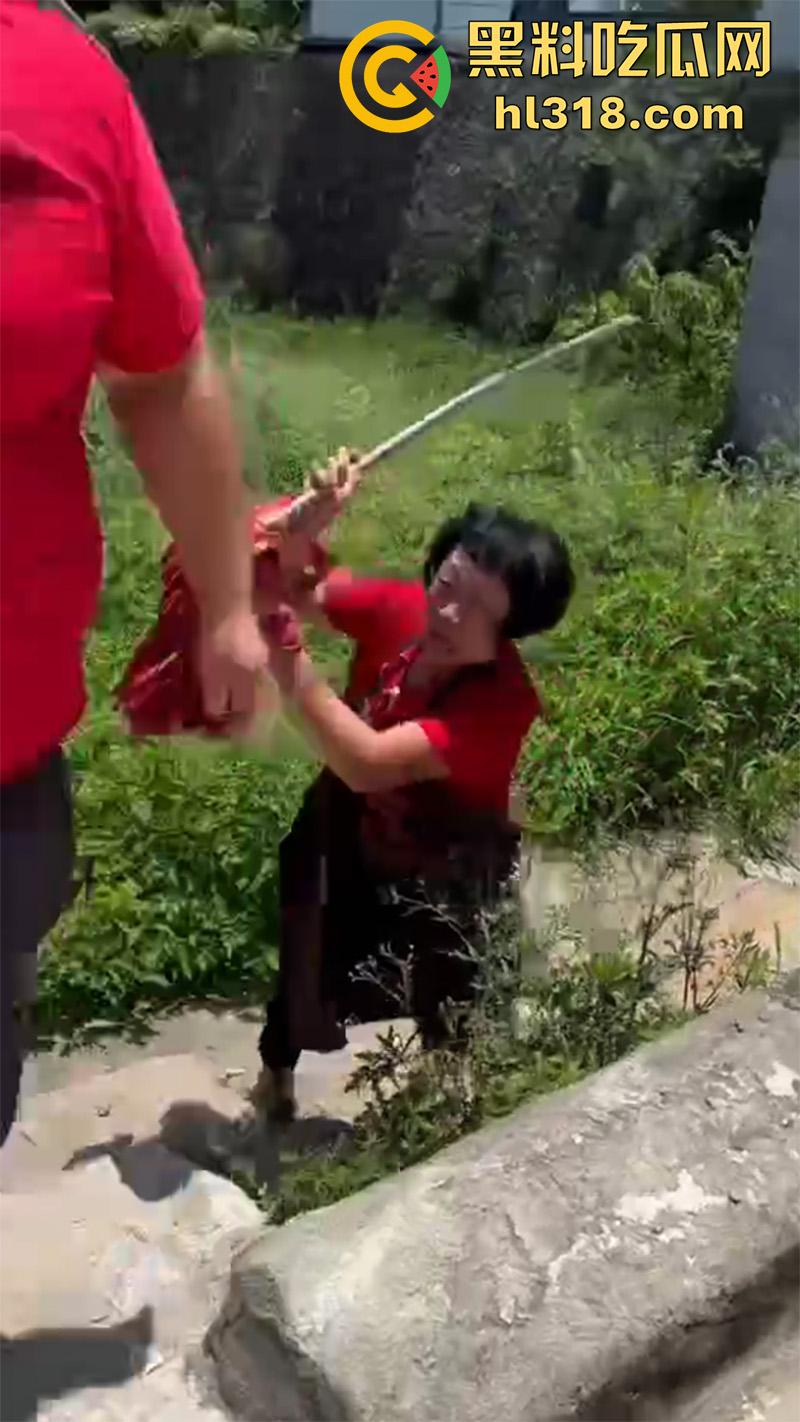 福建泉州变态男子，兽性大发竟试图强奸69岁老太，结果男子被当场抓获，老太差点迎来第二春！-3