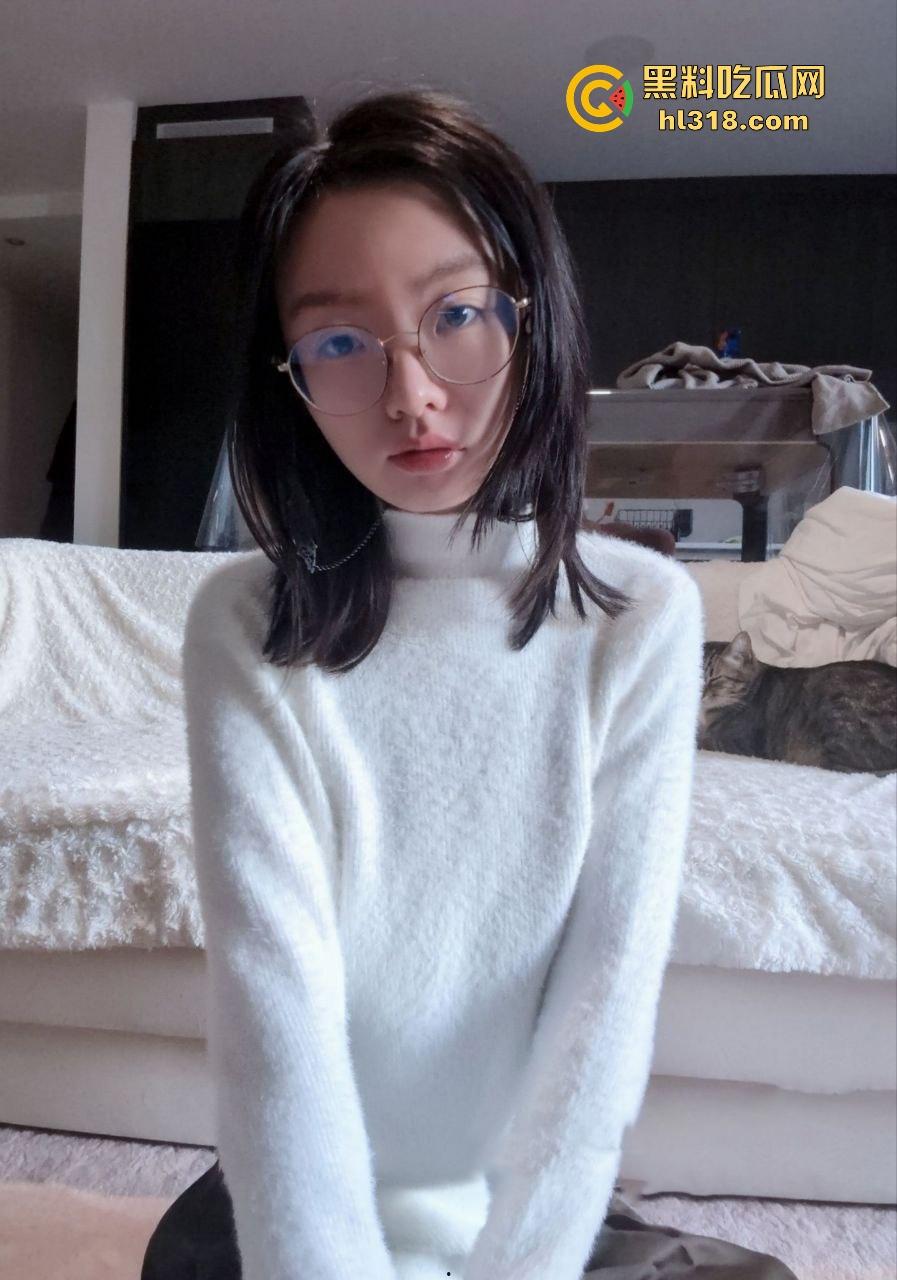 浙江大学学霸师姐【萧诗怡】自慰视图曝光流出，极品眼镜反差母狗，清纯人设崩塌，私生活淫乱无比！-1