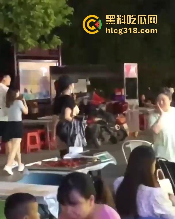 浙江某步行街一女子当众脱衣全裸游街，疑似受到了精神刺激，嘴巴不知道念叨什么，路人纷纷驻足观看。-6