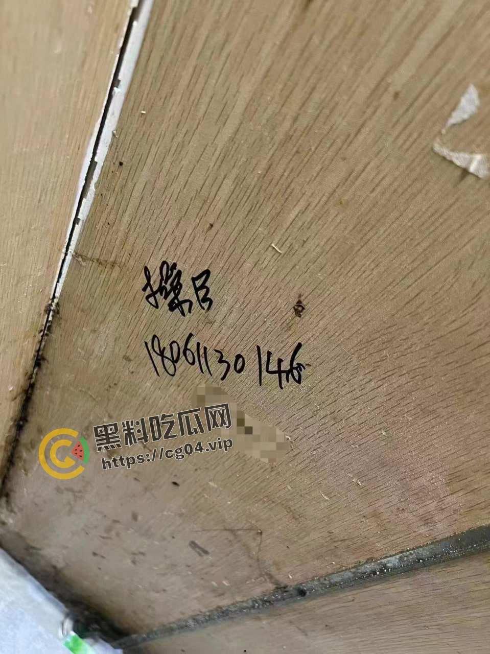 离谱!42岁阿姨厕所打广告求操b 小伙假冒62岁老头问价 最后临阵脱逃-1