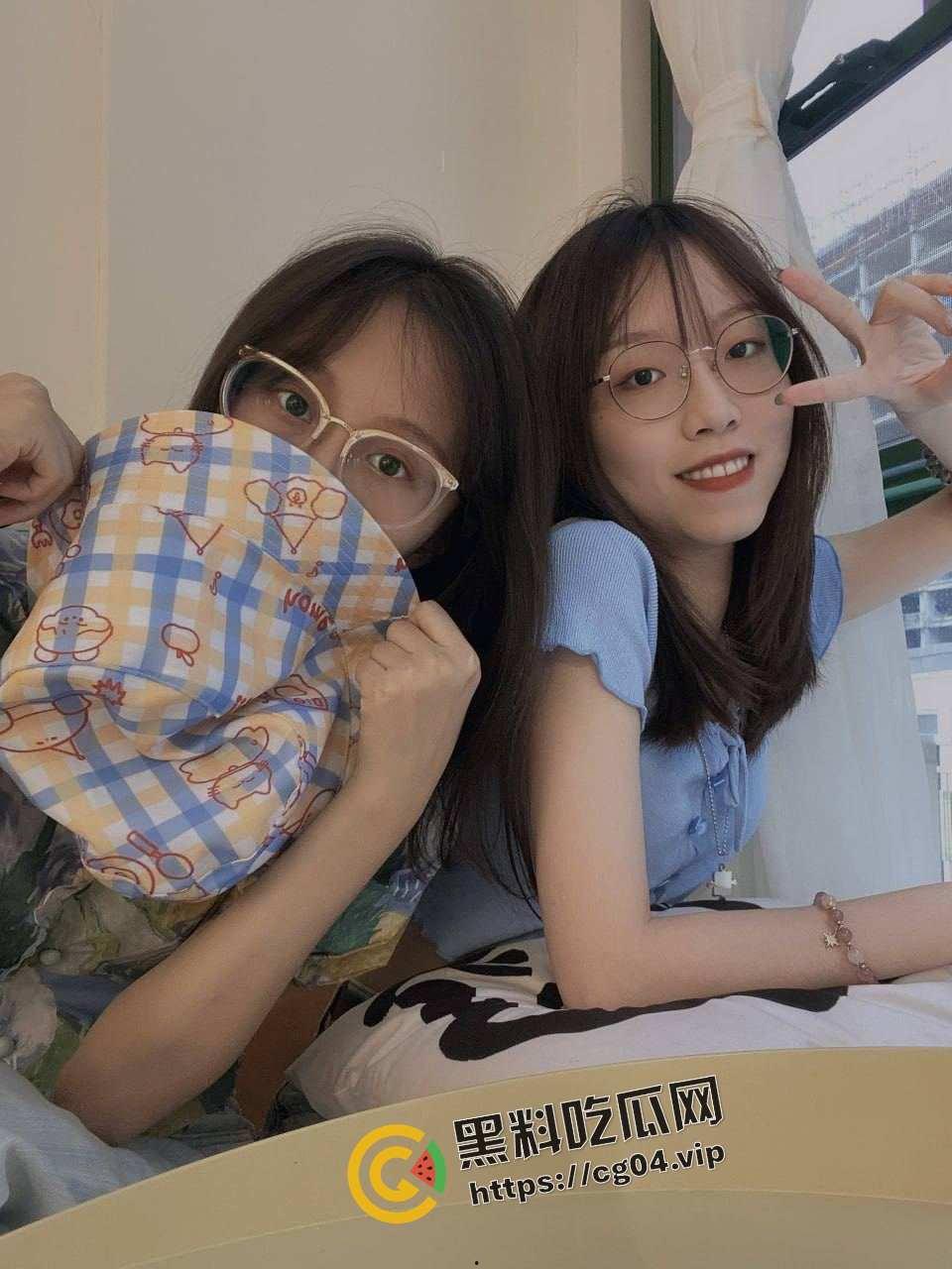 成都大学生【谢询】 喜欢肛交群p 背着男友一女站四男 三洞全开  小小的身体 大大的能量-3