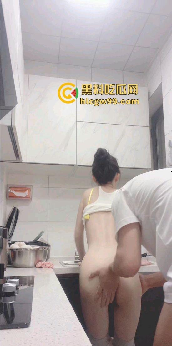 好吃不如饺子，好玩不过嫂子，厨房里得禁忌诱惑，极品瑜伽嫂子和小叔在大哥出差时激情四射，一炮直接上天！-11