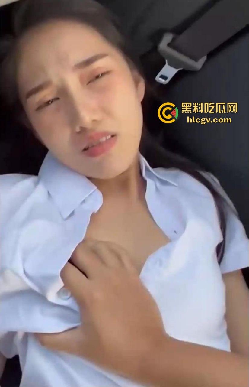 成都师范泰国留学生户外车震!23岁辣妹『莱慕尔』车里不够爽直接下车草堆打野炮,男友炫耀曝光!-4