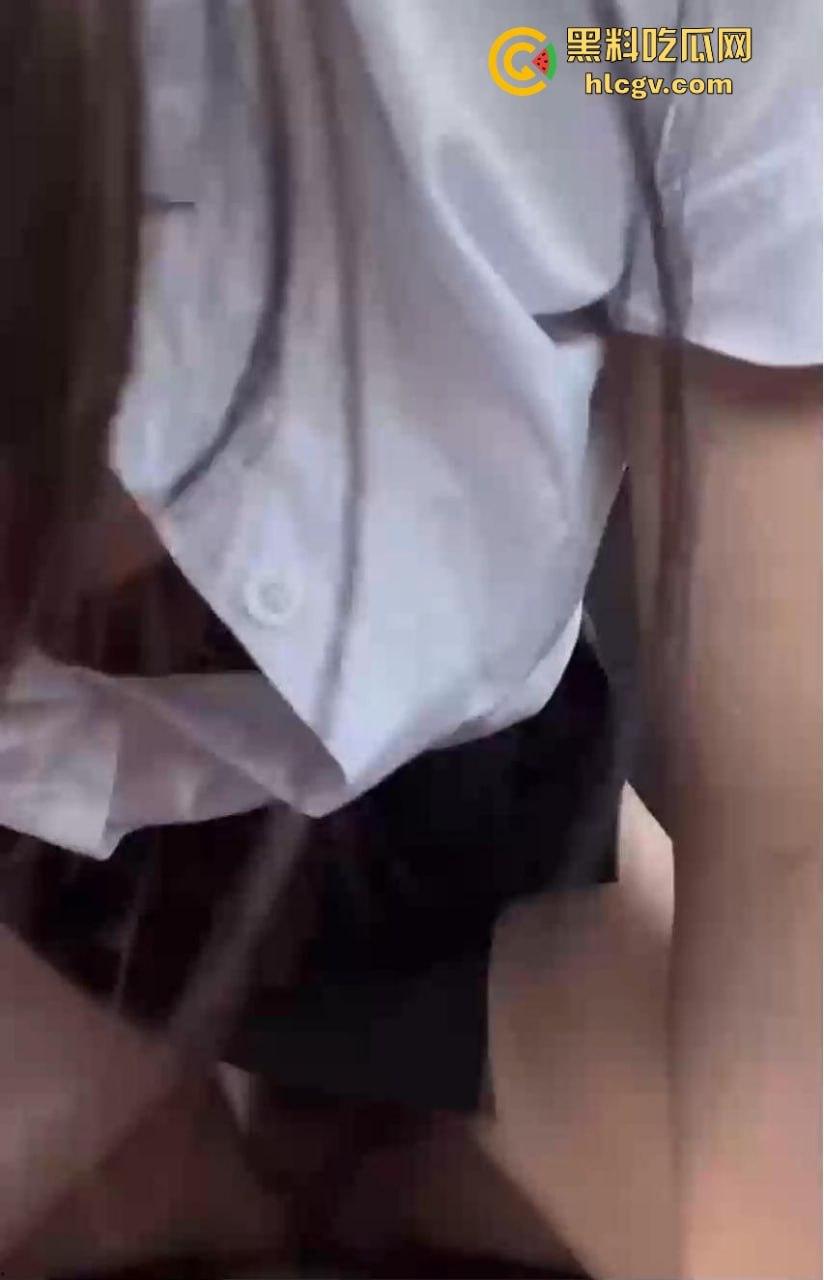 成都师范泰国留学生户外车震!23岁辣妹『莱慕尔』车里不够爽直接下车草堆打野炮,男友炫耀曝光!-8