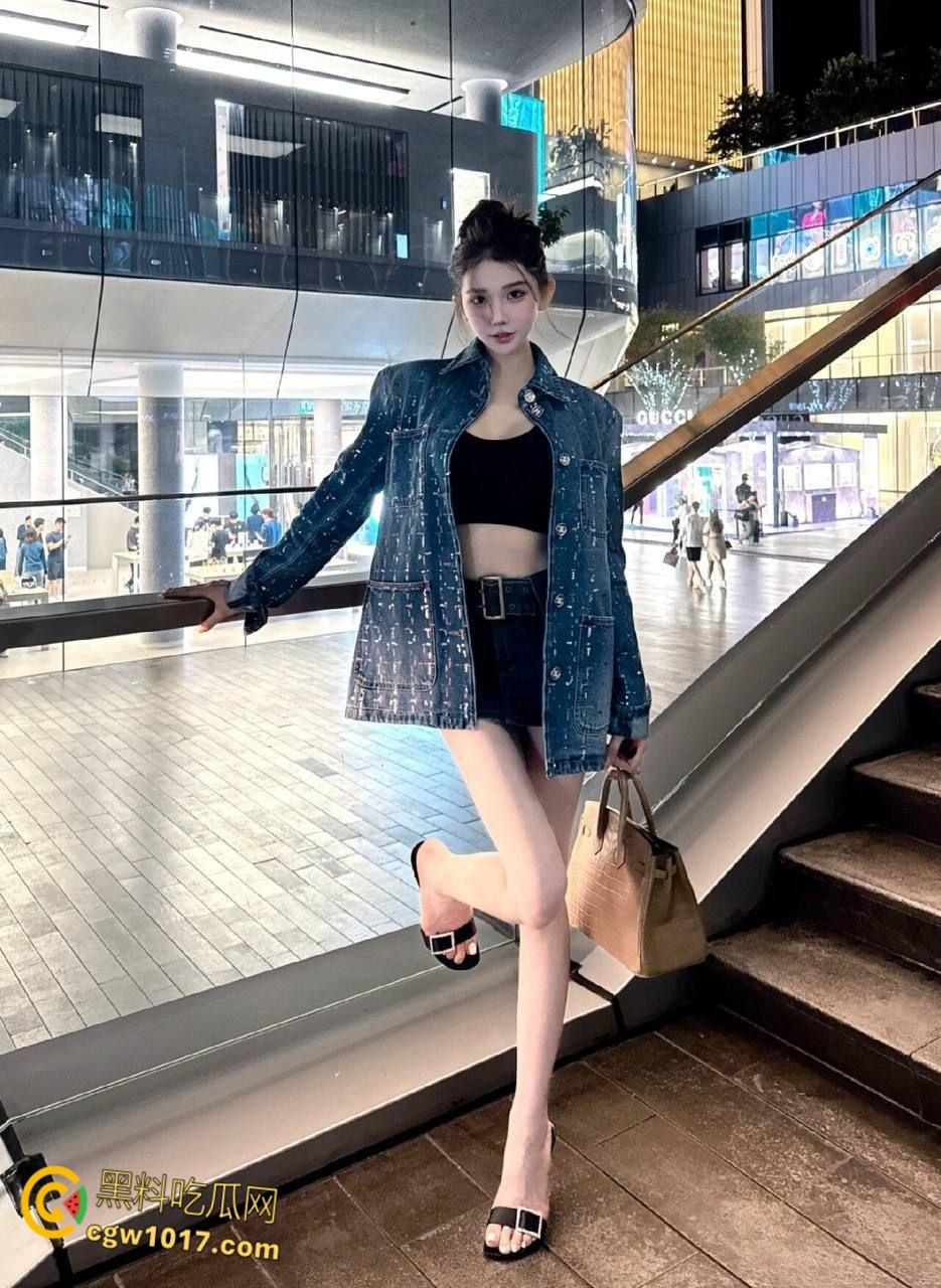 乱伦史上最愉快的一次性交！姐姐穿着肉丝袜给我足交，我给姐姐舔脚舔穴，温热的小穴直接把我夹内射了 ！-1