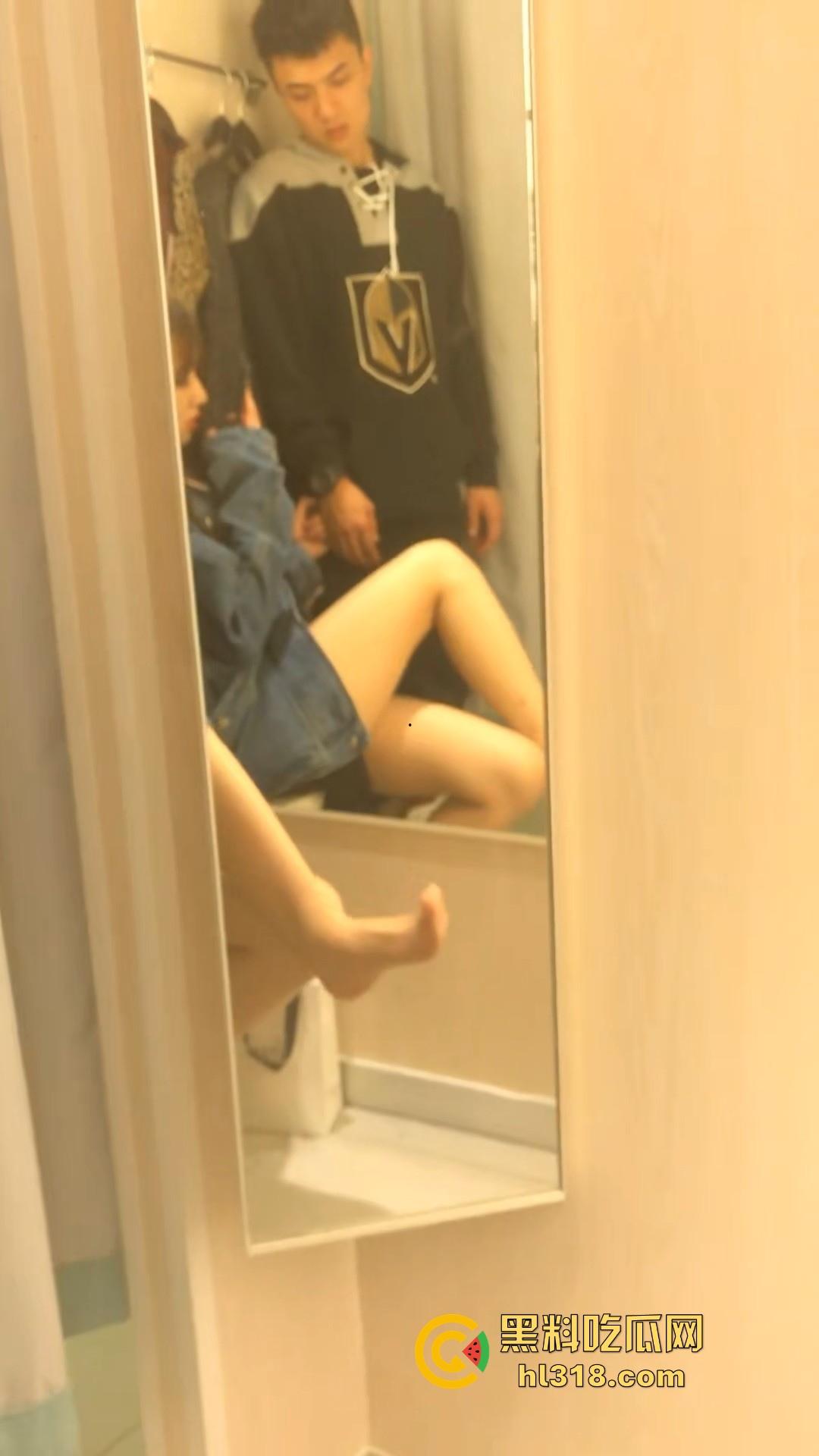 商场试衣间再现口交性爱，肉丝美女露脸深情舔屌，疯狂展示精湛口技榨精，娇喘淫靡销魂！-2