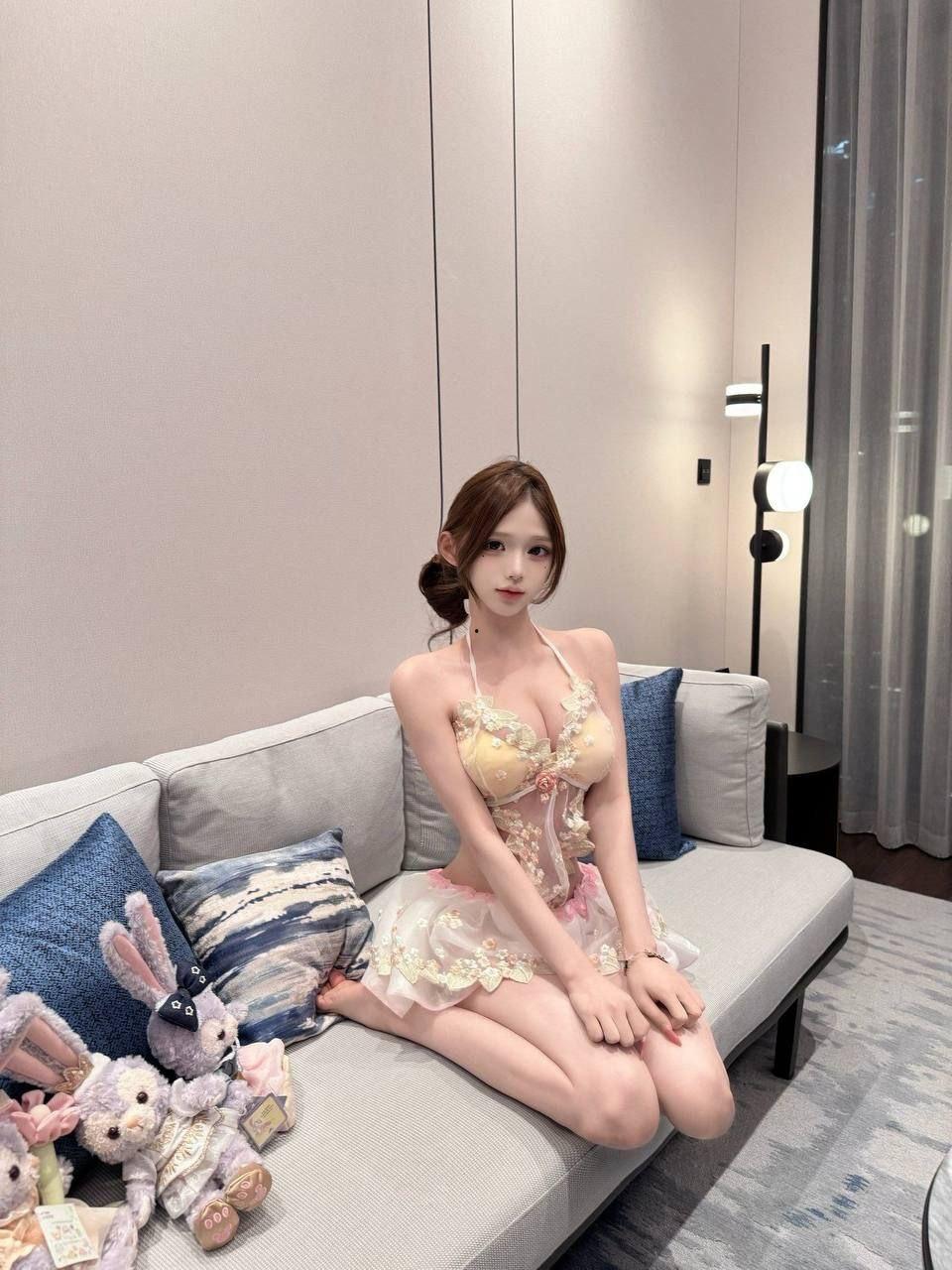 抖音极品网红【李恩秀】，体验咯咯哒的一天Vlog，巨乳翘臀勾引外卖员，被后入狂怼射满全身，聊天记录真实劲爆！-4