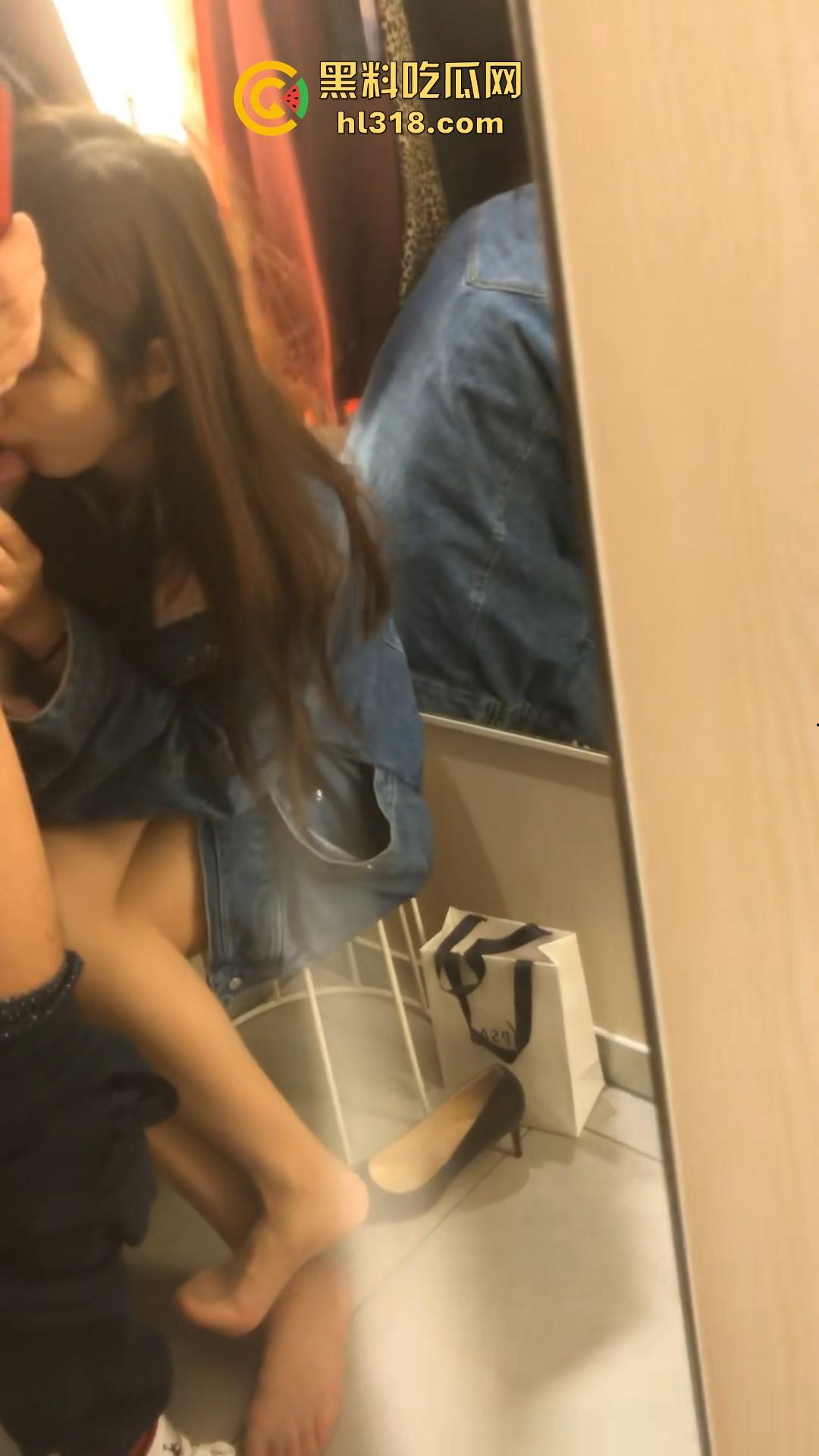 商场试衣间再现口交性爱，肉丝美女露脸深情舔屌，疯狂展示精湛口技榨精，娇喘淫靡销魂！-7