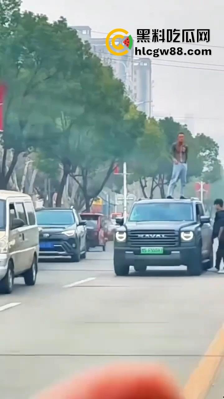 信阳固始惊现爬车怪，美女经理新买的车惨遭当街爬车，心疼到怀疑人生！-3