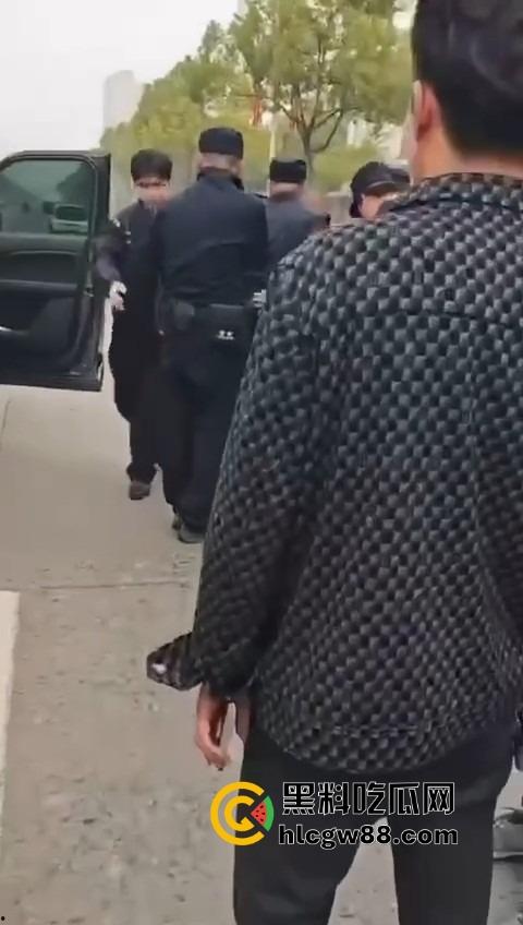 信阳固始惊现爬车怪，美女经理新买的车惨遭当街爬车，心疼到怀疑人生！-6