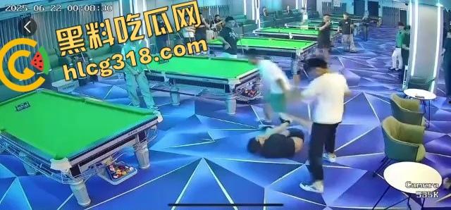 球杆打断还在踹，台球厅狠人拎命干架，倒地哥被打得脸变形连亲妈都快认不出来了！-2