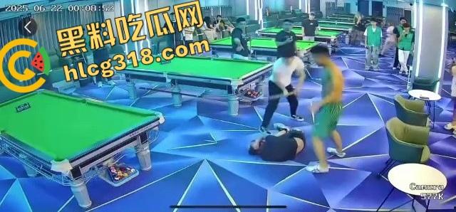 球杆打断还在踹，台球厅狠人拎命干架，倒地哥被打得脸变形连亲妈都快认不出来了！-3