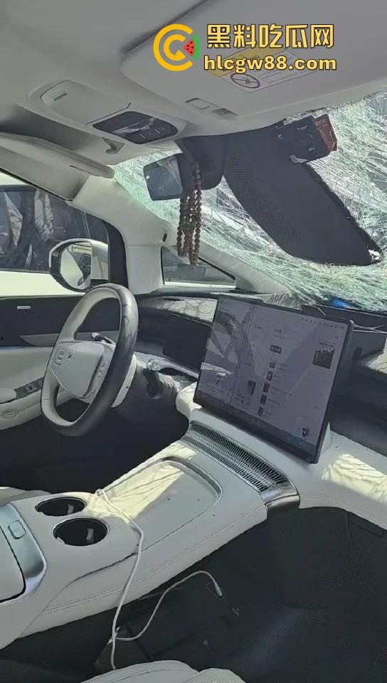 广东小鹏智驾直接失智,高速接管30码直接撞上故障车,气囊都不弹,NGP一夜变NG死?-7