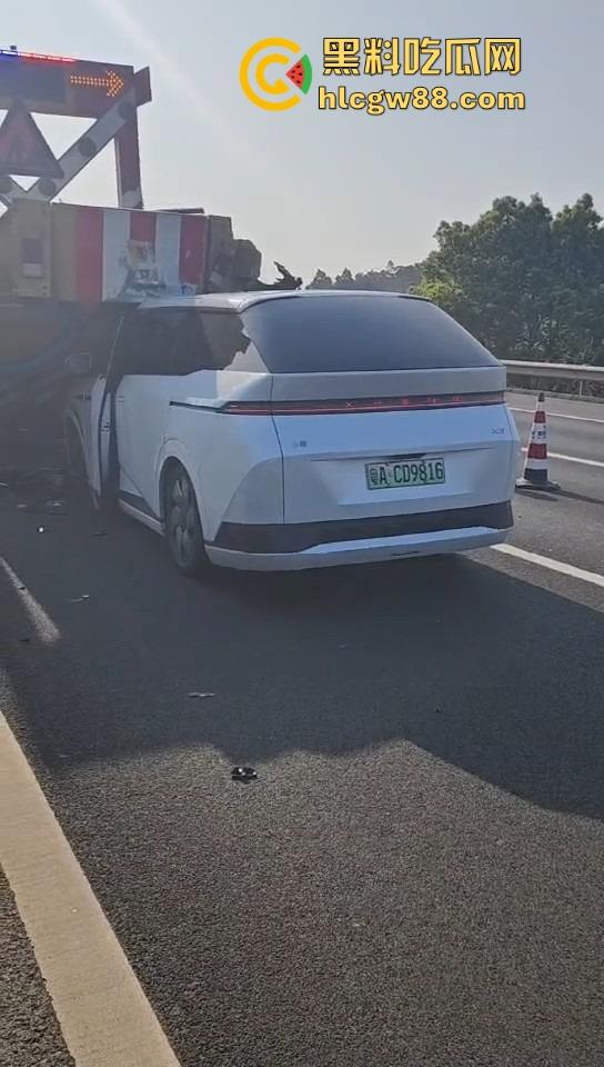 广东小鹏智驾直接失智,高速接管30码直接撞上故障车,气囊都不弹,NGP一夜变NG死?-8