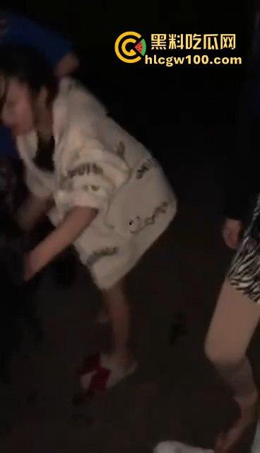广西百色精神小妹暴力围殴事件曝光，为爱深夜埋伏群殴打起架来真不输男人！-1
