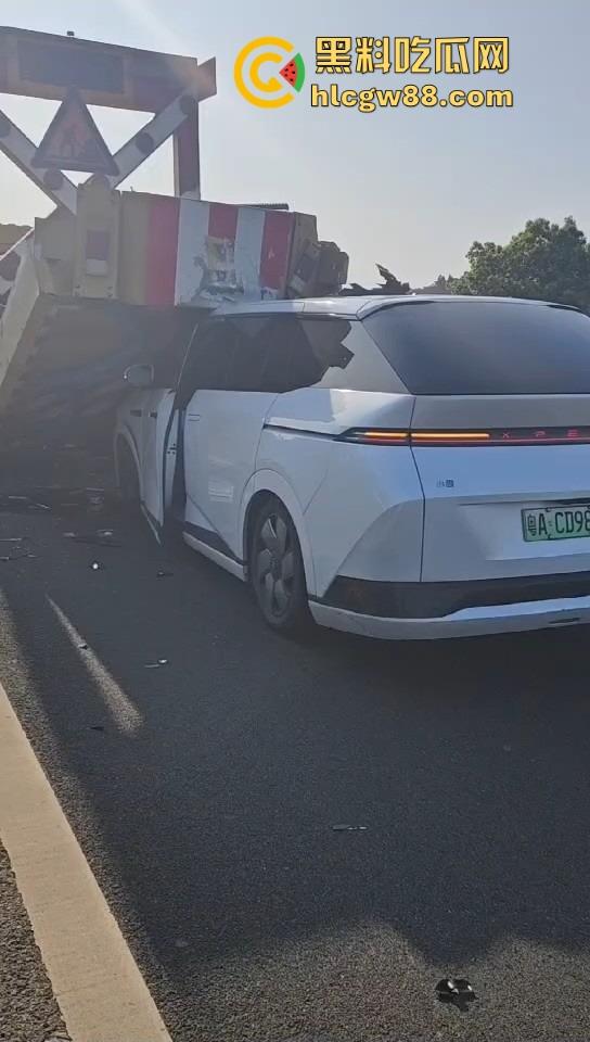 广东小鹏智驾直接失智,高速接管30码直接撞上故障车,气囊都不弹,NGP一夜变NG死?-9