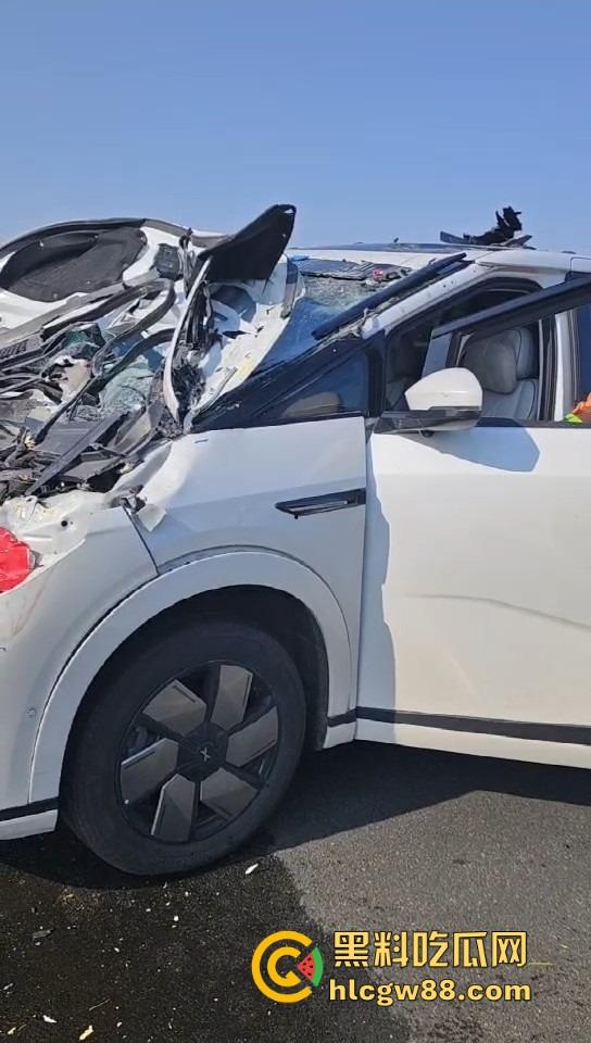 广东小鹏智驾直接失智,高速接管30码直接撞上故障车,气囊都不弹,NGP一夜变NG死?-11