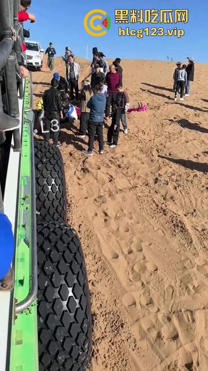 阿拉善左旗英雄会酿惨剧！孩子玩沙被碾压致骨折，网友吐槽：这地儿可不是玩沙的地儿！-10