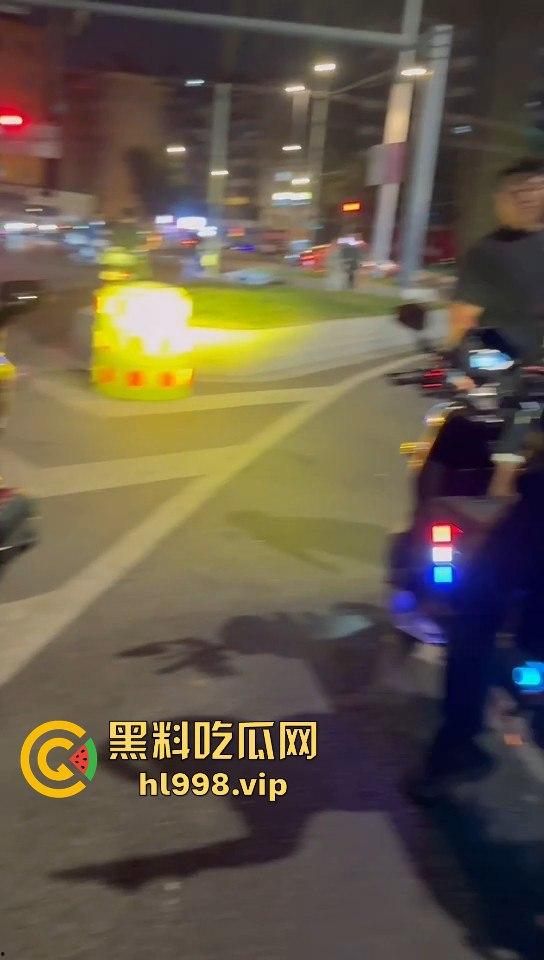 保安冒充警察，骑改装鬼火去查车，真以为鬼火少年都是低能儿？侮辱人也不带这么玩的！-7