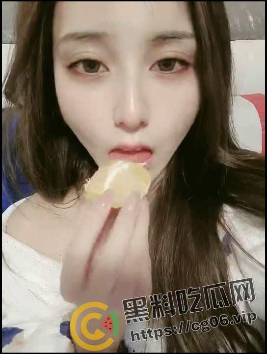 长沙商会会场妹子 【刘怡然】一点花言巧语就被拿下 两天就开房 乳交颜射 妹子也是会玩的啊-1