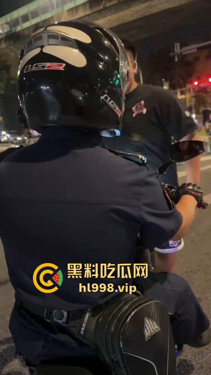 保安冒充警察，骑改装鬼火去查车，真以为鬼火少年都是低能儿？侮辱人也不带这么玩的！-12