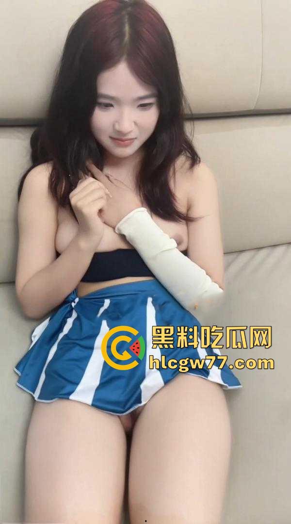 海角大神拿下肤白貌美高颜值的表妹 甜美系妹子 足球宝贝jk制服 后入无套抽插-4