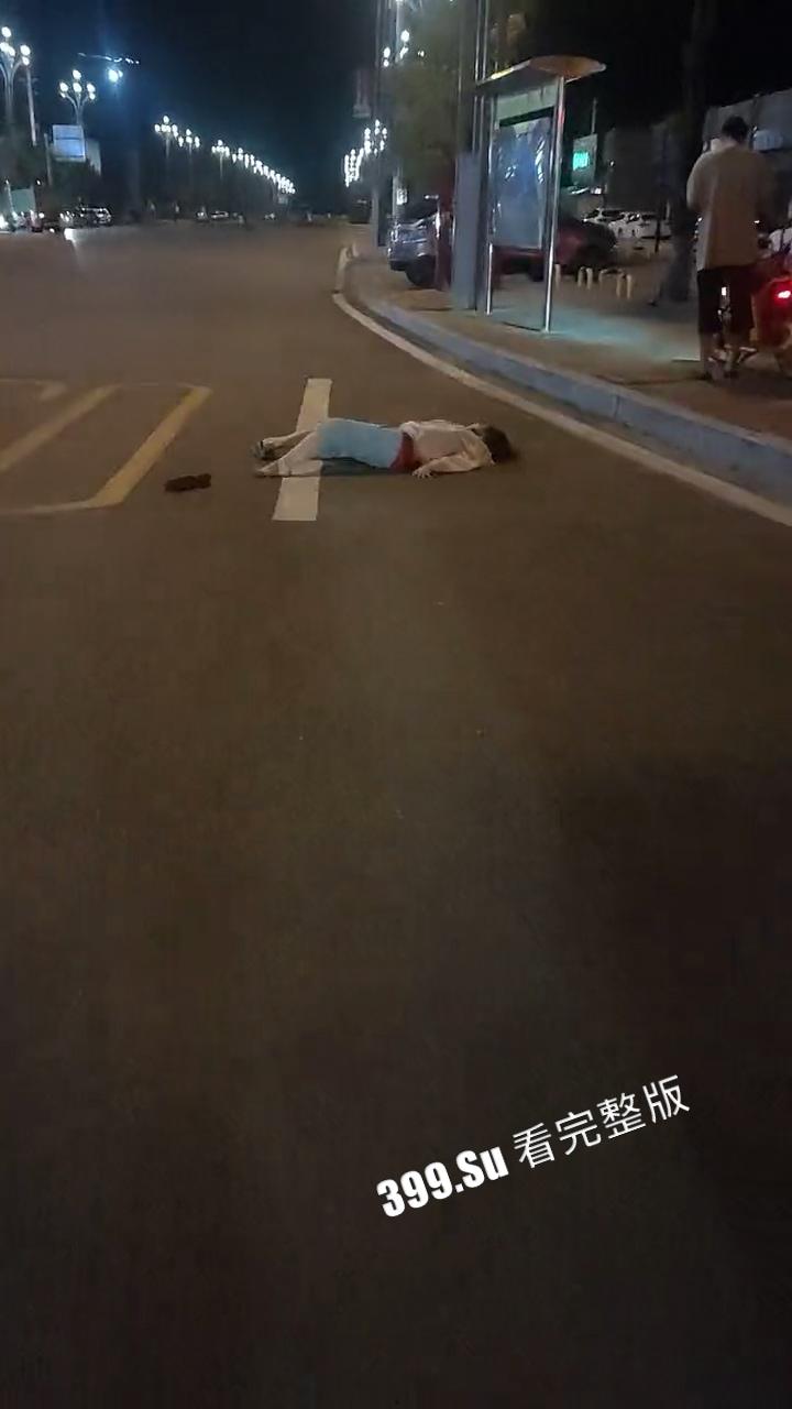 喝醉的小仙女 倒头就睡  但为什么喝完酒的女孩子裤子大都不见了？自己脱的？ （五）-2