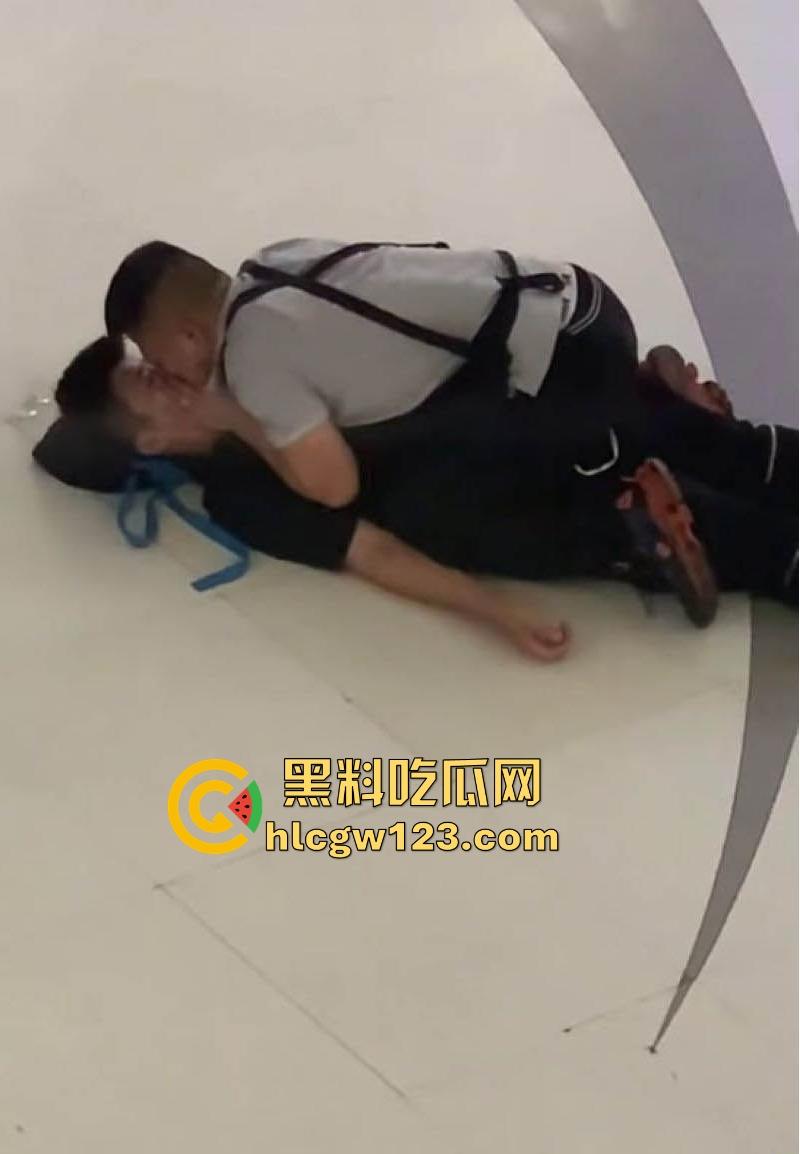 成都万达商场 两男当众倒地热吻 这尺度惊的围观群众目瞪口呆！-4