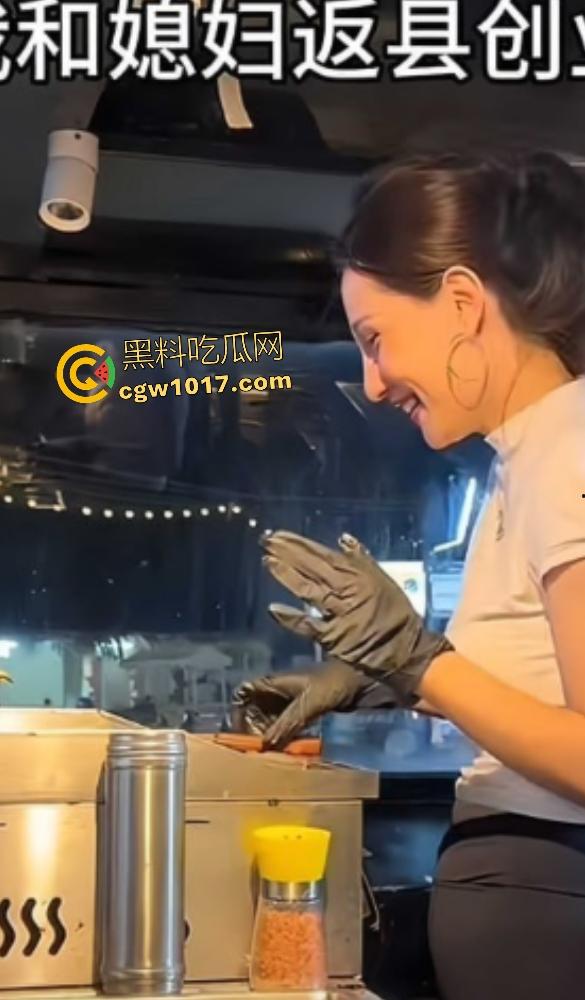 抖音【老运汉堡王】老板夫妇床战炸裂曝光，趁店没顾客直接开操，骑乘奶子下垂如50岁大妈，有骚劲还有股牛肉味！-3