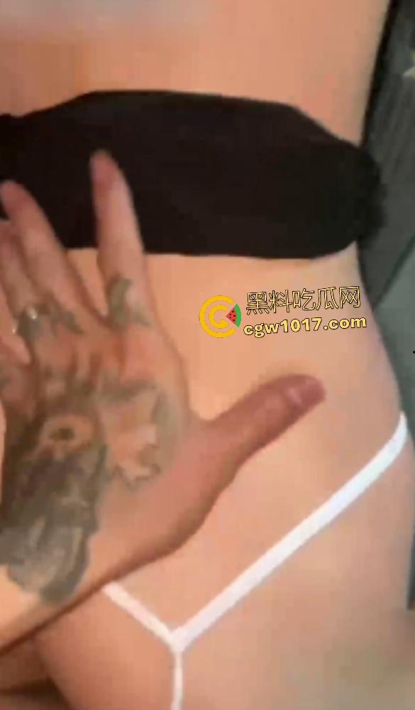 抖音【老运汉堡王】老板夫妇床战炸裂曝光，趁店没顾客直接开操，骑乘奶子下垂如50岁大妈，有骚劲还有股牛肉味！-4