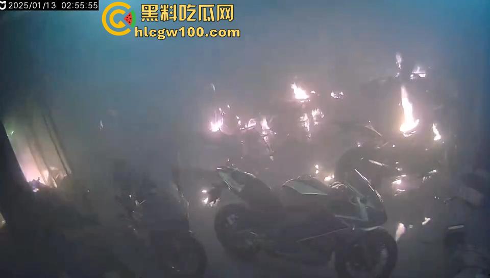 作死硬轰摩托油门导致起火，两个二逼有灭火器不用，短短5分钟整个店的摩托车都烧光了-3