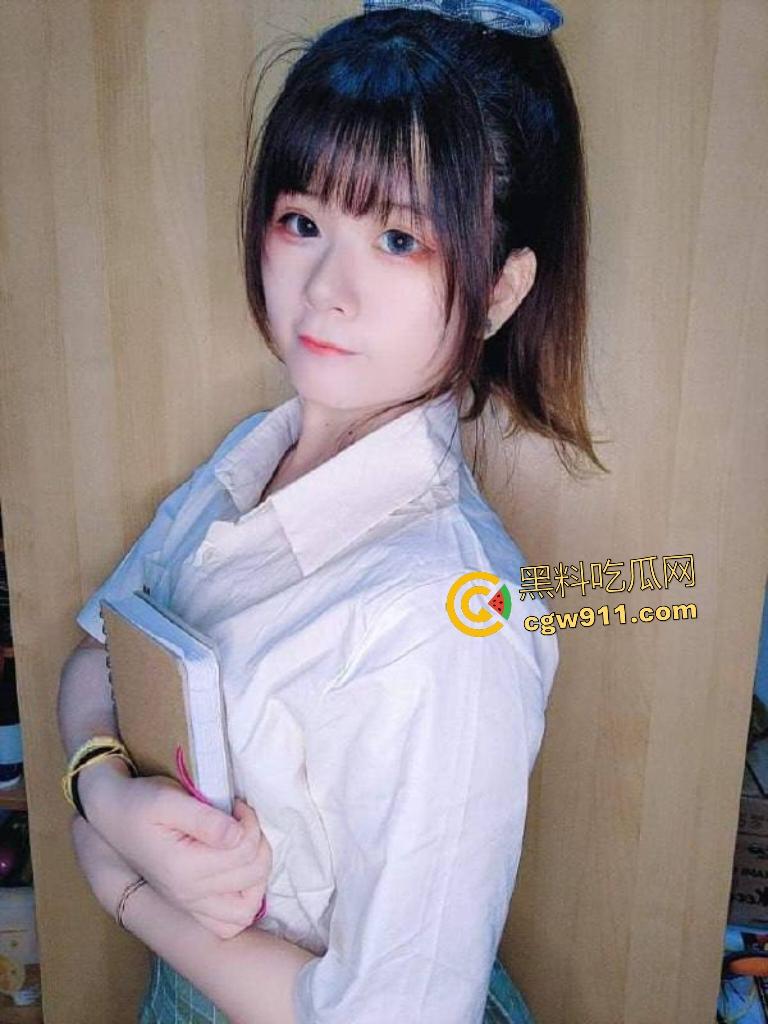 高颜值萝莉学生【黎诗宁】，把鸡巴含嘴狂转舔如冰棒，深喉吞精，骚嘴天赋这么会舔是天赋吧？-2