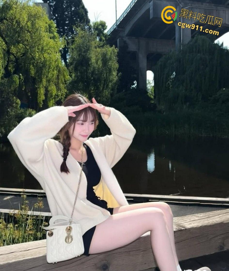 IG美妆博主【Catalina】，清纯嫩妹露脸自慰，白虎嫩穴被男友爆菊肛交，后入打桩淫水四溅 ！-2