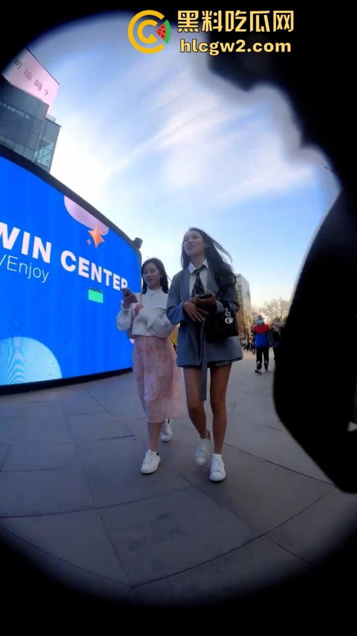 入冬前最后一波抄底福利 北京三里屯实拍街头妹子裙底 黑丝肉缝小内裤看完包射！-3