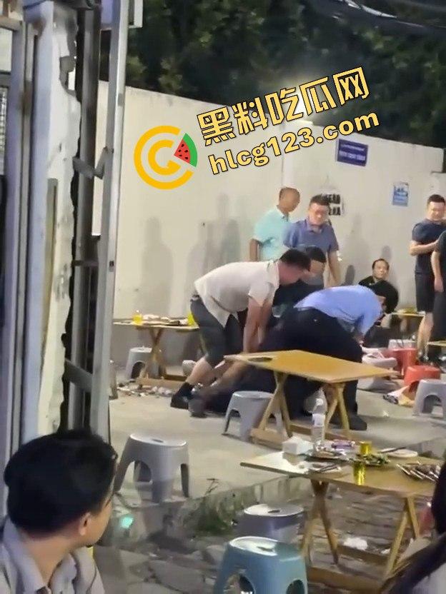 吃烧烤喝点酒就敢硬刚警察?不搞点大动静酒都算白喝了!-3