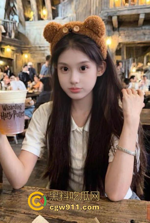 电梯惊心动魄的操妹经历，电梯里逮着妹妹不放，使劲揉搓后入猛插，刺激无比！-2