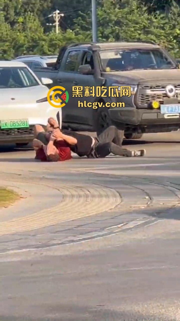 山东两大哥奥斯卡上身！互演碰瓷，一碰就倒，叫唤声一个比一个大！-4