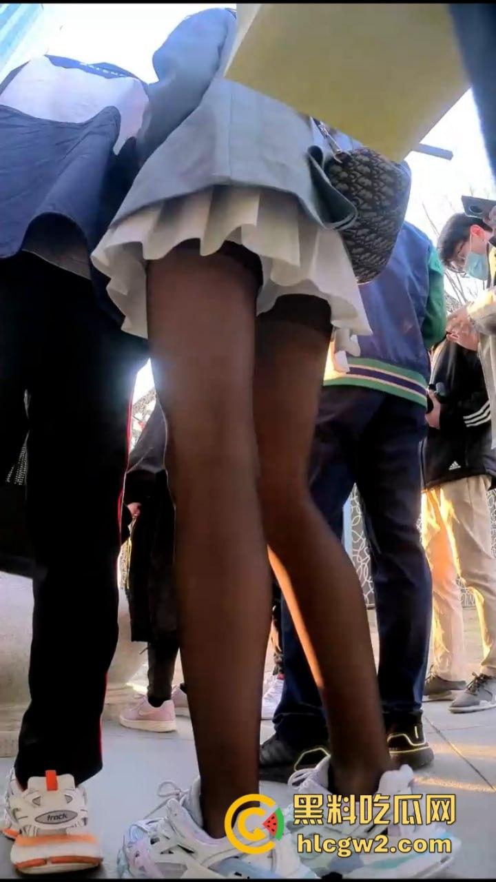 入冬前最后一波抄底福利 北京三里屯实拍街头妹子裙底 黑丝肉缝小内裤看完包射！-8