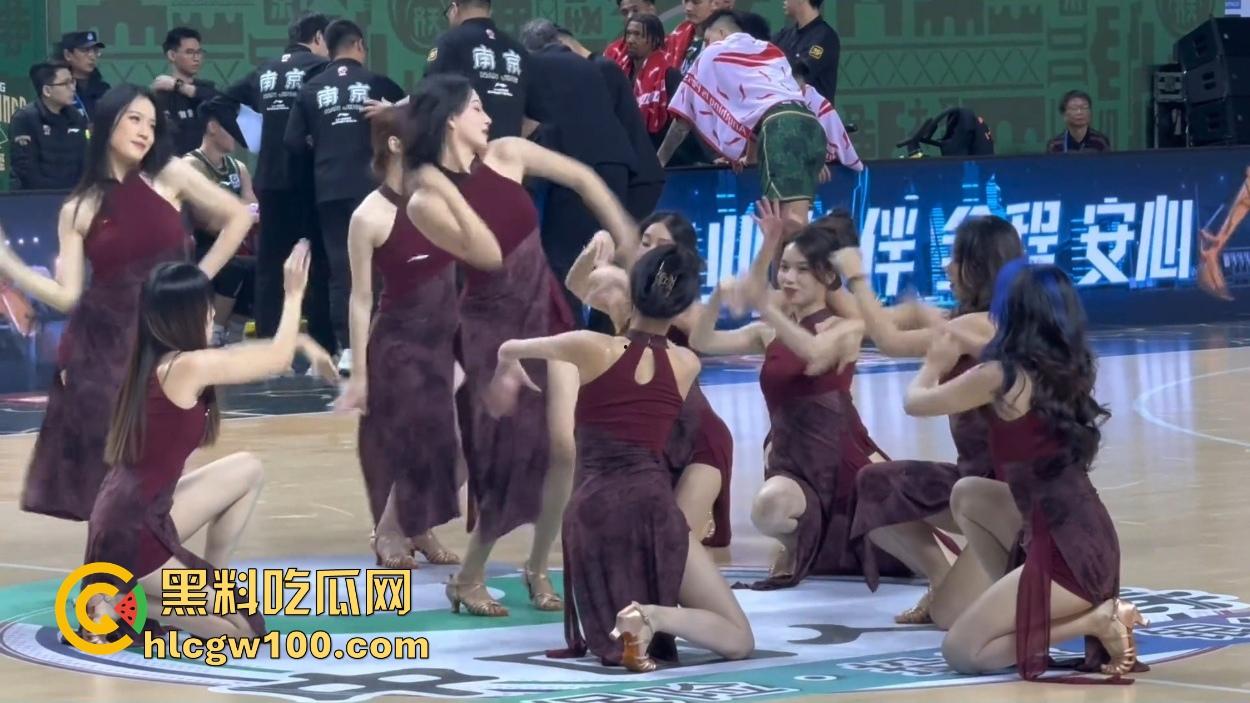 CBA赛场成啦啦队透明高跟的秀场，球迷目光全被那双高跟吸引，比赛啥的都无所谓！-13