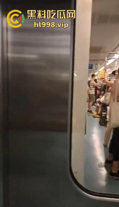 巨乳OL妹妹高铁卫生间开直播！现场揉G奶，为出差通勤找乐子！-1