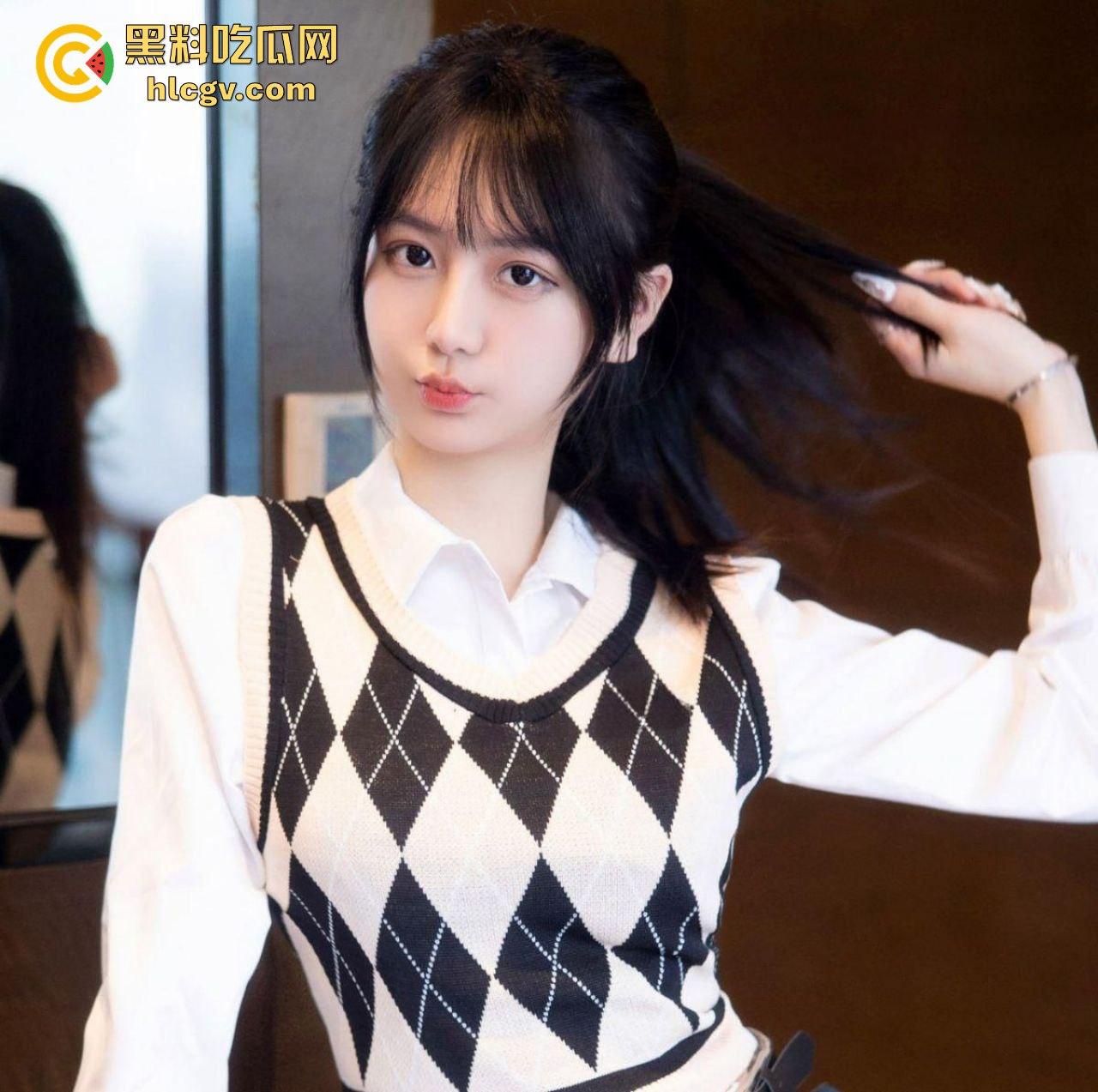 海南高颜值极品模特【宋雪】大尺度私拍！JK制服丝足道具自慰，白天写真模特，晚上脱衣找大哥！-1